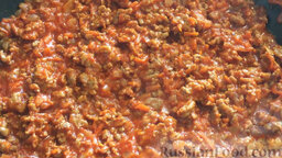 Лазанья (классический рецепт): Далее добавляем томатный соус и томатную пасту. Перемешиваем и готовим еще 10 минут.