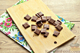Кекс с кусочками шоколада: Шоколад разламываем на кусочки.