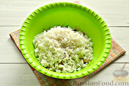 Салат из кальмаров с рисом: С отварного риса стекла вода, добавляем его к остальным компонентам салата.