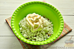 Салат из кальмаров с рисом: Заправлять салат будем майонезом. Нужную порцию добавляем в миску.