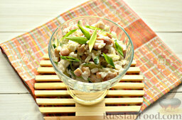 Салат из кальмаров с рисом: По желанию украшаем готовый салат с кальмарами и рисом порубленной свежей зеленью.