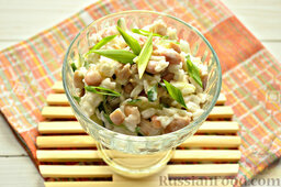 Салат из кальмаров с рисом: Подаем салат с кальмарами и рисом к столу. Приятного аппетита!
