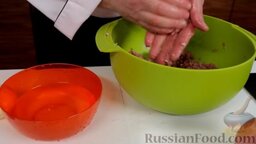Фисинджан - тефтели в гранатовом соусе: Смачиваем руки водой и формируем тефтельки.