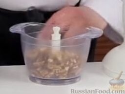 Фисинджан - тефтели в гранатовом соусе: В это время измельчаем орехи.