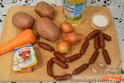 Сырный суп с копчеными колбасками: Ингредиенты для сырного супа с колбасками.  Овощи очистить и нарезать.