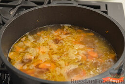 Сырный суп с копчеными колбасками: Добавить картофель, жарить помешивая около 10 минут.  Добавить соль по вкусу, залить воду и варить около 15 минут до готовности картофеля.