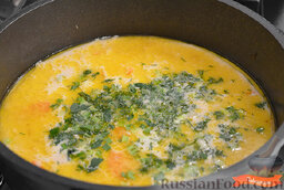 Сырный суп с копчеными колбасками: Натереть плавленый сырок на крупной терке.  Добавить сырок в суп и мешать до полного растворения.  Выключить огонь и добавить рубленную зелень.  Сырный суп с колбасками подаем с сухариками. Приятного аппетита!