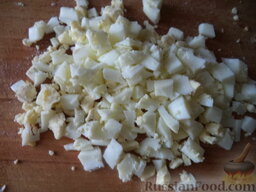 Салат "Гранатовый браслет" с тунцом: Очистить отварные яйца, нарезать мелко или натереть на терке. Добавить 2 ст. ложки соуса, перемешать.