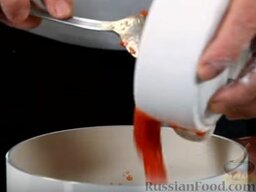 Карп под кисло-сладким соусом: Готовим соус.  В сотейник выкладываем помидоры кусочками.