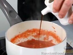 Карп под кисло-сладким соусом: Доливаем соевый соус.