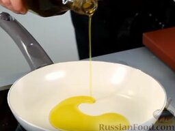 Карп под кисло-сладким соусом: Наливаем на сковороду оливковое масло.