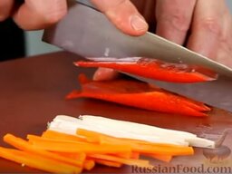 Карп под кисло-сладким соусом: Тонко режем морковь, дайкон и перец.