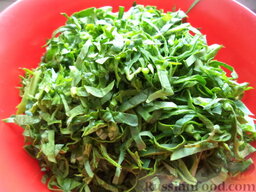 Борщ зеленый: Перебрать и хорошо промыть щавель и шпинат. Нарезать мелко.