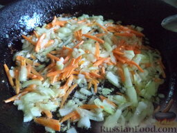 Борщ зеленый: Очистить и вымыть лук и морковь. Нарезать соломкой. Разогреть сковороду, налить масло. В горячее масло выложить лук и морковь. Обжаривать на среднем огне, помешивая, 2-3 минуты.