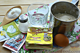 Сладкие булочки на сковороде: Знакомимся с набором ингредиентов для приготовления сладких булочек на сковороде. Для замера продуктов воспользуемся стаканом.
