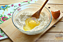 Сладкие булочки на сковороде: В процессе делаем в муке воронку, в которую сразу разбиваем куриное яйцо.