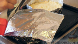 Торт "Воздушный сметанник": Сверху формы накрываем двумя листами фольги. Матовая сторона фольги так же должна быть направлена к тесту, внутрь формы.
