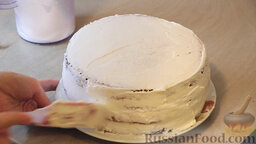 Торт "Воздушный сметанник": В конце оставшийся крем распределяем по всей поверхности торта.