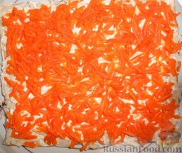 Слоеный салат "Грибная лужайка": Морковь вареную очистить и натереть на крупной тёрке, выложить поверх картофеля. Не забывайте каждый слой смазывать майонезом.