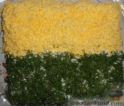 Слоеный салат "Грибная лужайка": Яичные желтки натереть на мелкой тёрке, посыпать верхнюю половину салата.   Укроп помыть и мелко нарезать. Украсить зеленью вторую половину салата.