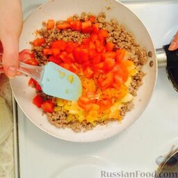 Соус "Болоньезе": Далее к фаршу добавить уже обжаренные лук с морковью, нарезанный помидор, томатную пасту/кетчуп, специи по вкусу.
