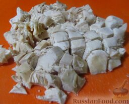 Салат с куриным филе и фасолью: Как приготовить салат с куриным филе и фасолью:    Филе отварите и порежьте кубиками.