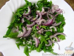 Салат с куриным филе и фасолью: На две тарелки выложите слоями составляющие салата.  Сперва руккола и лук.