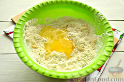 Пирог с квашеной капустой и зеленью: Осталось только ввести яйцо.