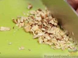 Рулетики из баклажанов с сыром, орехами и зеленью: Орехи порубить.