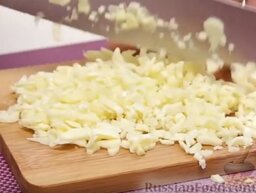 Рулетики из баклажанов с сыром, орехами и зеленью: Сыр мелко нарезать.