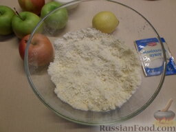 Яблочные сконы: Растереть муку с маслом в крошку.