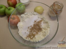 Яблочные сконы: Добавить соль, сахар, ванильный сахар и корицу. Перемешать.