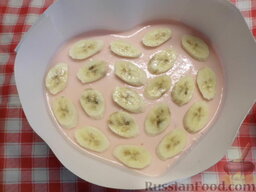 Йогуртово-желейный торт: Сверху, как только йогурт прихватится, выкладываем нарезанный банан.