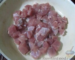 Мясо по-аргентински: В другой сковороде на 2 ст.л. растительного масла обжарьте мясо.