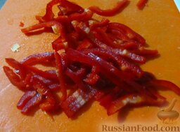 Мясо по-аргентински: Тем временем порежьте болгарский перец соломкой. Чили мелко порубите (если будете его использовать).