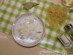Куриный суп с грибами и плавленым сыром: Очистить лук и нашинковать кубиком.
