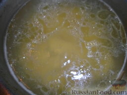 Куриный суп с грибами и плавленым сыром: В готовый бульон добавить картофель, варить до готовности около 10 минут (зависит от размера картофеля).