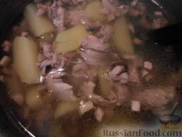 Куриный суп с грибами и плавленым сыром: К полуготовому картофелю добавить грибы с луком. Проварить еще минут 5.