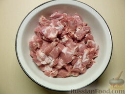 Свиной шашлык в духовке: Как приготовить свиной шашлык в духовке:    Вымыть свиную шею. Нарезать шею поперек порционными кусками.