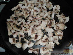 Картошка с грибами и луком: На подсолнечном масле обжарить грибы, добавить к ним лук.