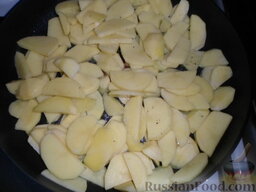 Картошка с грибами и луком: Снять с огня лук с грибами. Добавить картофель, посолить и поперчить. Жарить до готовности. К готовой картошке присоединить лук с грибами и чесноком, выдавленным через прессинг. Дать настояться минут 10.