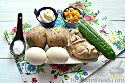 Салат из яиц, с курицей и картофелем: Подготавливаем для салата из яиц необходимые ингредиенты. Отвариваем картофель (в мундире), куриное филе (или окорочок), яйца. При варке ингредиенты присаливаем.