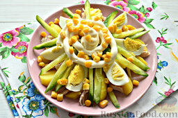 Салат из яиц, с курицей и картофелем: Поверх украшаем салат из яиц консервированной кукурузой.