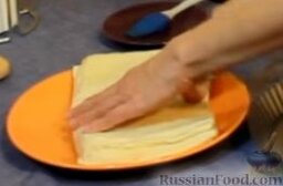 Пирог с курицей: Как приготовить пирог с курицей и овощами:    Слоеное тесто делим на две половины.