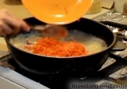 Пирог с курицей: Морковь трем на крупной терке и также отправляем в начинку. Предварительной термической обработке мы ее не подвергаем, она приготовится в процессе выпекания.