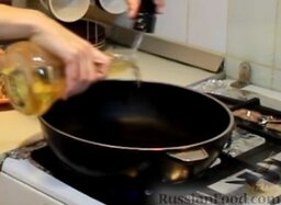 Куриные рулетики с помидорами и мягким сыром: Большую сковороду сильно нагреваем, наливаем в нее растительное масло для жарки рулетов.