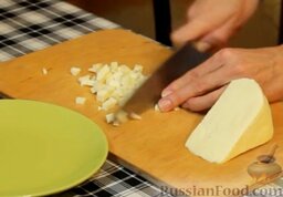 Куриные рулетики с помидорами и мягким сыром: Сыр нарезаем мелкими кубиками.