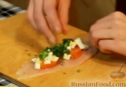 Куриные рулетики с помидорами и мягким сыром: Посыпаем зеленью.