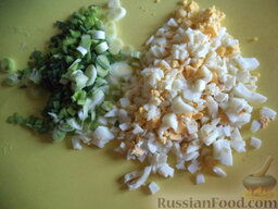 Пирог "Косичка" из творожного теста: Включить духовку.  Сделать начинку. Вареные яйца очистить, нарезать мелко. Лук зеленый вымыть, нарезать мелко.