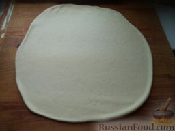 Пирог "Косичка" из творожного теста: Тесто разделить на 2 части. Раскатать тесто коржом толщиной около 0,4 см.